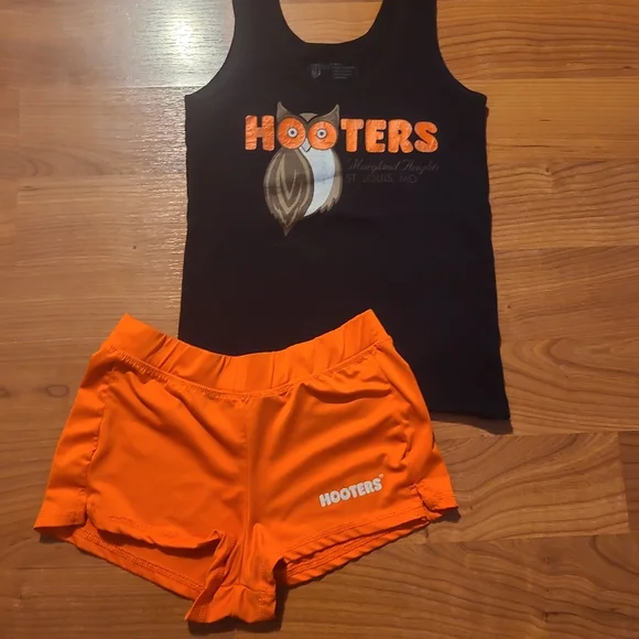 Hooter's uniform top small and shorts xs St Louis , Missouri - Picture 8 of 11